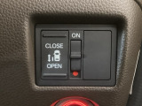 【片側パワースライドドア】片側がパワースライドドアになっており、運転席のスイッチやスマートキーでも開閉が可能です!開口部も広いので乗り降りも楽々♪