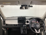 【前方視界】開放的な前方視界!運転がしやすく疲れにくいです♪窓が大きく、見通しがとっても良いおクルマですよ♪