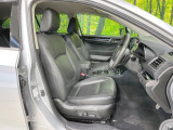 運転席まわりには十分なスペースがあり、大柄な方でもゆったり運転していただける環境です。