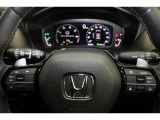 ハンドル左側にはオーディオ操作が出来るオーディオリモートコントロールスイッチ、右側にはHondaSENSINGとオートクルーズスイッチを装備!長距離運転や高速道路の運転では大活躍です!