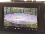 【バックカメラ】駐車時に後方がリアルタイム映像で確認できます。大型商業施設や立体駐車場での駐車時や、夜間のバック時に大活躍!運転スキルに関わらず、今や必須となった装備のひとつです!