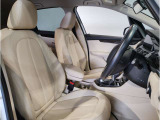 【コックピットシート】BMW車の主役席。車体中央にくる様に配置し車両重心とが一致する事でドライバーと車との一体感あるドライビングを実現。人間工学に基づき形成した形状が長時間のドライブ疲労も軽減します!