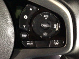 【アダプティブ・クルーズ・コントロール】予め設定した車速内でクルマが自動的に加減速。 前走車との適切な車間距離を維持しながら追従走行し、高速道路でのドライバーの疲労を軽減してくれる嬉しい機能付♪