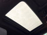 【サンルーフ】開放感たっぷりの希少装備、サンルーフが装着されています!車内に明かりを取り入れたり景色を楽しむ以外にも、車内の空気も簡単に換気できて快適です!