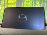 【8インチマツダコネクト】車内の雰囲気にマッチした大型のディスプレイ。スマホ接続でのナビ使用やBluetooth再生等、様々な機能が楽しめます。直感的なダイヤル操作が可能で、使い勝手も良好です。