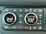 エアコンはデュアルオートを採用、フロントシートのシートヒーターもこちらのダイヤルより操作いただけるようになっています。