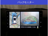 【パノラマモニター】に搭載した4つのカメラにより、車を真上から見ているような映像を表示。運転席から確認しにくい車両周囲の状況を把握できます。