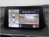 【360&deg;ビュー・モニター】クルマを真上から見たような俯瞰(ふかん)映像や助手席側のサイド映像など、視点を切り替えて表示。さまざまなアングルで視界をサポートします。