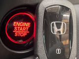 【Hondaスマートキー】カバンやポケットに入れたままでもドアの施錠・解錠が可能なスマートキーを装備。エンジンのオン・オフ時もカギを取り出す必要が無いから便利です♪