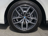 BMW純正19インチホイール。洗練されたデザインで、足元の個性を引き立てます。