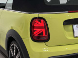 縦長のユニオンジャックテールライトがMINIらしいスタイリッシュなデザインとなっています。