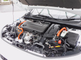 エンジンルーム・3つのハイブリッドシステムによる、スムーズな走り出し、吸い付くような安定感、電動感を大きく高めた静粛でシームレスな加速