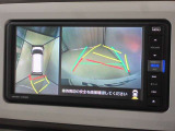 パノラミックビューモニター付きです。車両を上から見たような映像をナビゲーション画面に表示。運転席からの目視だけでは見にくい、車両周辺の状況をリアルタイムでしっかり確認できます。
