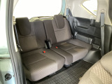 【3列目シート】しっかりした厚みの有るシートになりますので長い時間のドライブでも安心してお乗り頂けます♪