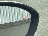 【BSW(後側方車両検知警報)/ブラインドスポットワーニング】隣接レーンのクルマを検知した場合、ドアミラー周辺に設けられたインジケーターを点灯したり音が鳴ったりしてお知らせします。