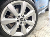 ●19インチアルミホイール:輸入車ならではの卓越した走りを支えるホイールと足回りです!日本車の走りに慣れている方にもぜひ体感して頂きたいほど、高いレベルでまとまっています!