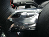 ハンドルスイッチ(左)は、運転中に手を離さずナビ画面を安全に操作できます。