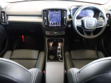 コンパクトなXC40でも上級車種と同様に、縦長式の大型タッチパネルを主体としたインテリア スマートフォン感覚でナビゲーションやオーディオなどを操作できます