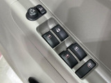 【電動格納ミラー】狭い駐車場や縦列駐車でも安心!スイッチひとつでドアミラーを自動で開閉できる便利機能です。乗り降りの際にミラーをぶつける心配も減り、駐車時の見た目もスッキリ♪