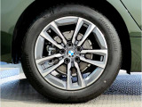 【BMWアロイホイル】軽量かつ強度に拘ったアロイホイル。走行性能ポテンシャルを引き出す設計。車の足元を引き締めてくれる大きなポイントはアロイホイルです。