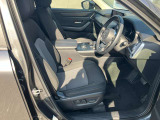 運転席、助手席の感覚はゆとりがあって快適な空間となっております!