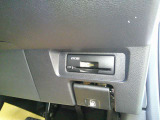 運転席から手の届く位置に ETC2.0付いております。高速道路の料金所もスムーズに通過できますよ♪