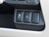 運転席の右側にはVDC、エマージェンシーブレーキのスイッチが有ります。