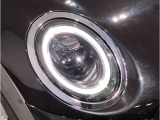 【LEDヘッドライト】先進のLEDテクノロジーを採用。放射される白色光の周波特性は太陽光に近く、バイキセノン・ヘッドライトを上回るコントラストで更に明るく輝きます!