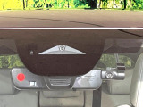 【i-ACTIVESENSE】走行中に前方の車両等を認識し、衝突しそうな時は警報とブレーキで衝突回避と被害軽減をアシスト。より安全にドライブをお楽しみいただけます。
