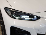 【LEDヘッドライト】先進のLEDテクノロジーを採用。放射される白色光の周波特性は太陽光に近く、バイキセノン・ヘッドライトを上回るコントラストで更に明るく輝きます!
