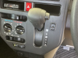 自然に手が届き、操作性の良いインパネシフトに、パーキングブレーキは、フットブレーキタイプなので、運転席と助手席の間はすっきりしています。