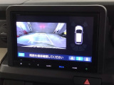 リバースギアに入れるだけで後方の表示へ切り替わります。夜間や雨の日の駐車も楽になりますよ。