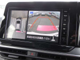 アラウンドビューM搭載!大型ナビに映る真上から見下ろしているかのような映像を見ながらスムースに駐車できます。さらに人や自転車など周囲に動くものがあると表示とブザーでお知らせしますので安心です。