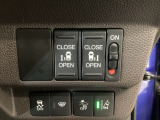 【両側パワースライドドア】両側がパワースライドドアになっており、運転席のスイッチやスマートキーでも開閉が可能です!開口部も広いので乗り降りも楽々♪