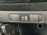 こちらのクルマはUSB接続コネクタも装備されています♪スマホの充電などにお使い下さい。ご旅行中での充電切れも、これなら心配いりませんね!