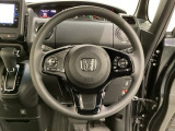 ハンドルにHondaセンシング系のクルーズコントロールやレーンキープアシストなどのスイッチと、オーディオの操作スイッチが装備されています。ハンドルから手を離さず安全に操作できます。