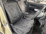 運転席シート廻りは使用感も少なく、良好な状態となっています。前オーナー様が丁寧に使っていたことがよくわかりますね。