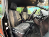 運転席シート廻りは使用感も少なく、良好な状態となっています。前オーナー様が丁寧に使っていたことがよくわかりますね。