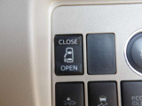 運転席からの開閉もでき、リモコンキーでも離れたところから開閉できますのでとても便利な装備になっています!