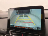 こちらのバックカメラは画面にラインが表示されておりますので、バック時のクルマの進行方向の目安になります。より高いレベルで車庫入れをサポートする、便利な機能ですね。
