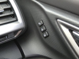 運転席はシートメモリー機能が付いているので、自分以外の人がシートを動かしても、ボタン一つでセットした位置に戻せます。