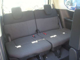 サードシートも他のシートと遜色なくゆったりして頂けます。