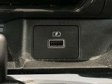 運転席前部にはUSBタイプAが装備されていますのでスマホ等の充電が可能です。