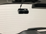 後方にもドライブレコーダーのカメラが付いています。前後両方でお車の周りを監視・記録いたします。