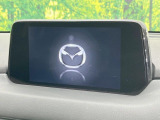 【マツダコネクトナビ】車内の雰囲気にマッチした一体型タイプのナビ。各種車輌設定やBluetooth再生等、様々な機能が楽しめます。直感的なダイヤル操作が可能で、使い勝手も良好です。