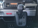 シフト周辺とオートエアコン操作部・シートヒーターです