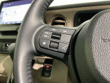 ステアリングにオーディオ操作スイッチが付いています。オーディオ画面に直接タッチしなくても操作が出来ますので、運転に集中できます。