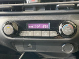 【オートエアコン】一度お好みの温度に設定すれば、車内の温度を検知し風量や温度を自動で調整。暑い&hellip;寒い&hellip;と何度もスイッチ操作をする必要はありません。快適な車内空間には必須の機能ですね♪