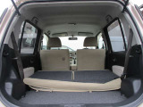 後席を倒せばさらに広い荷室スペースの確保が可能です♪広々スペースで荷物も沢山積めちゃいます!