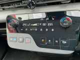ボタン式シフトです。エアコンもタッチパネルで掃除も簡単!シートヒータやプロパイロットパーキング付きです。